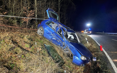 POL-PIROK: Verkehrsunfall - Person in Fahrzeug eingeklemmt - Foto: presseportal.de