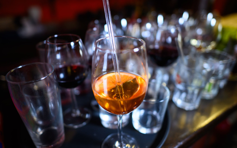 Das Gesetz regelt auch Beschränkungen für die Chemikalien Gamma-Butyrolacton (GBL) und 1,4-Butandiol (BDO). Sie sind als K.o.-Tropfen bekannt. (Symbolbild) - Foto: Robert Michael/dpa