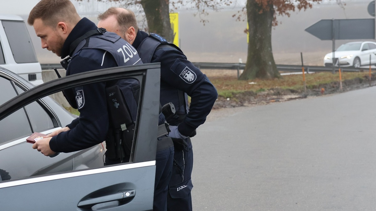 HZA-RO: Zoll warnt vor gefährlichem Feuerwerk aus dem Ausland / Hauptzollamt Rosenheim kontrolliert Reisende - Foto: presseportal.de