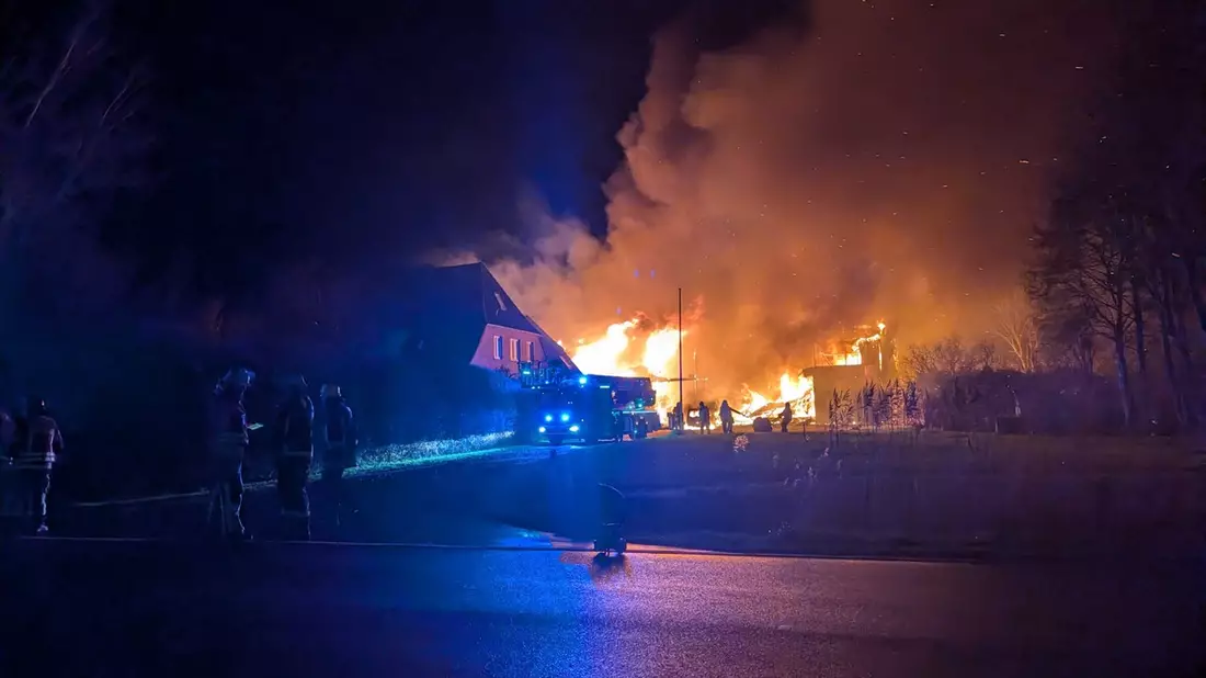 POL-FL: Reußenköge: Wirtschaftsgebäude in Vollbrand - Bild: presseportal.de