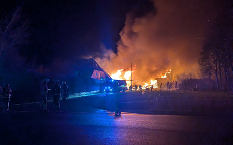 POL-FL: Reußenköge: Wirtschaftsgebäude in Vollbrand - Foto: presseportal.de