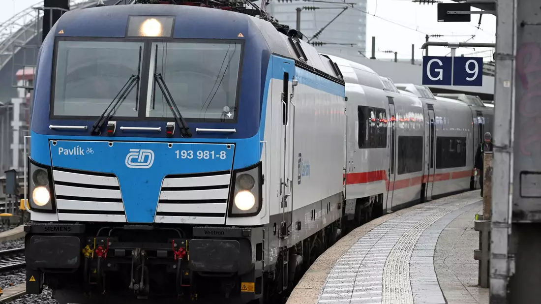 Angemietete Loks müssen derzeit wegen fehlender Zulassungen für den eigentlichen Steuerwagen noch den neuen ICE L ziehen. - Bild: Federico Gambarini/dpa