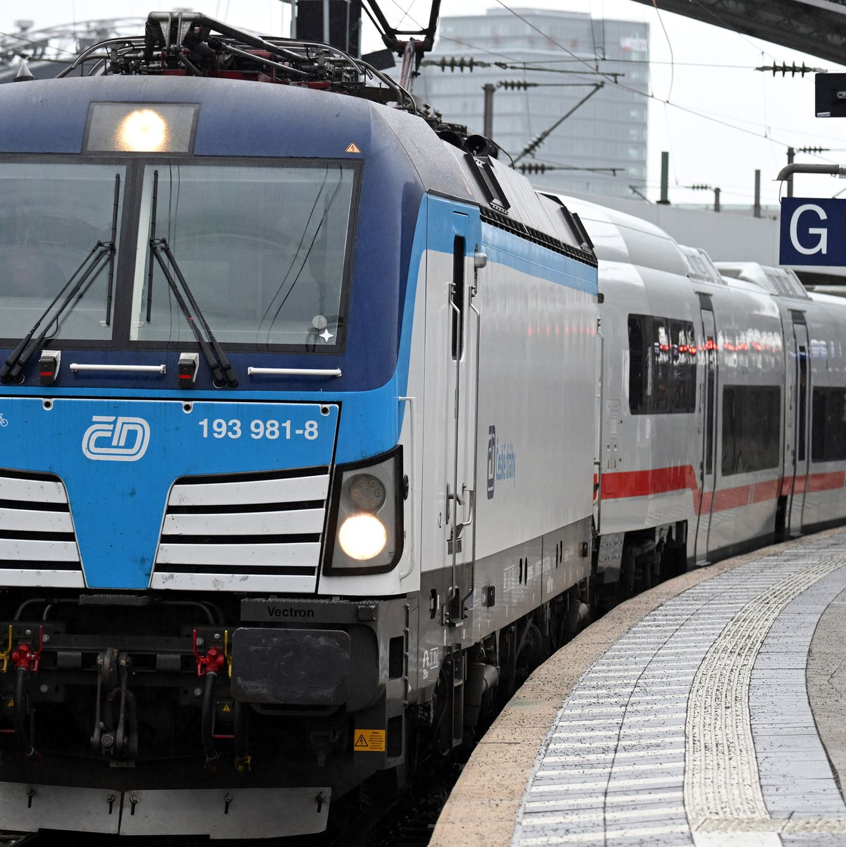 Angemietete Loks müssen derzeit wegen fehlender Zulassungen für den eigentlichen Steuerwagen noch den neuen ICE L ziehen. - Foto: Federico Gambarini/dpa