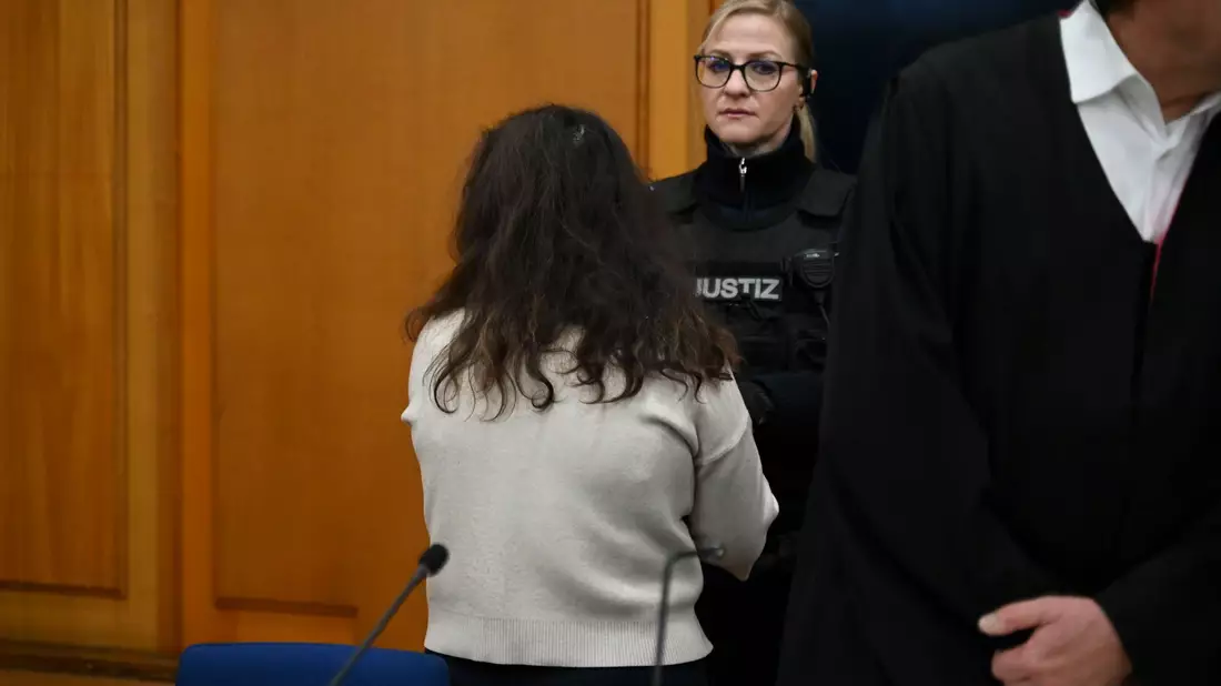 Nach bereits rund einem Dutzend Verhandlungsterminen hat der Prozess gegen die angehende Notfallsanitäterin nun von vorn begonnen. - Bild: Katharina Kausche/dpa