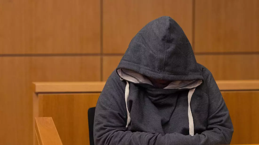 Achteinhalb Jahre soll ein 61-Jähriger in Haft - er missbrauchte seine Ehefrau und filmte die Taten. - Bild: Rolf Vennenbernd/dpa