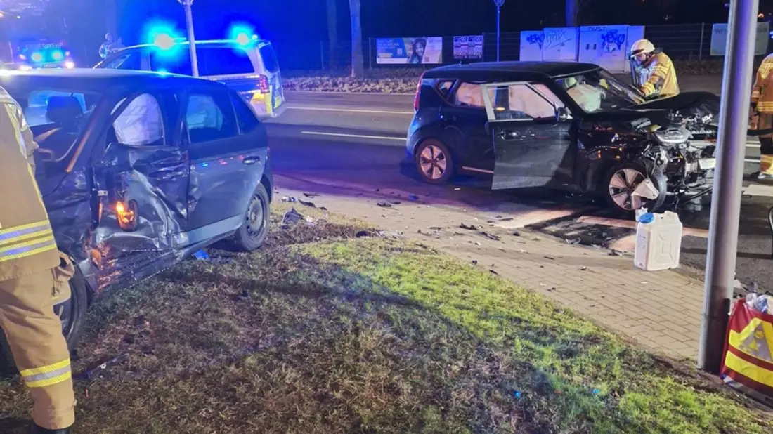 FW-Greven: Verkehrsunfall mit vier verletzten Personen. - Bild: presseportal.de