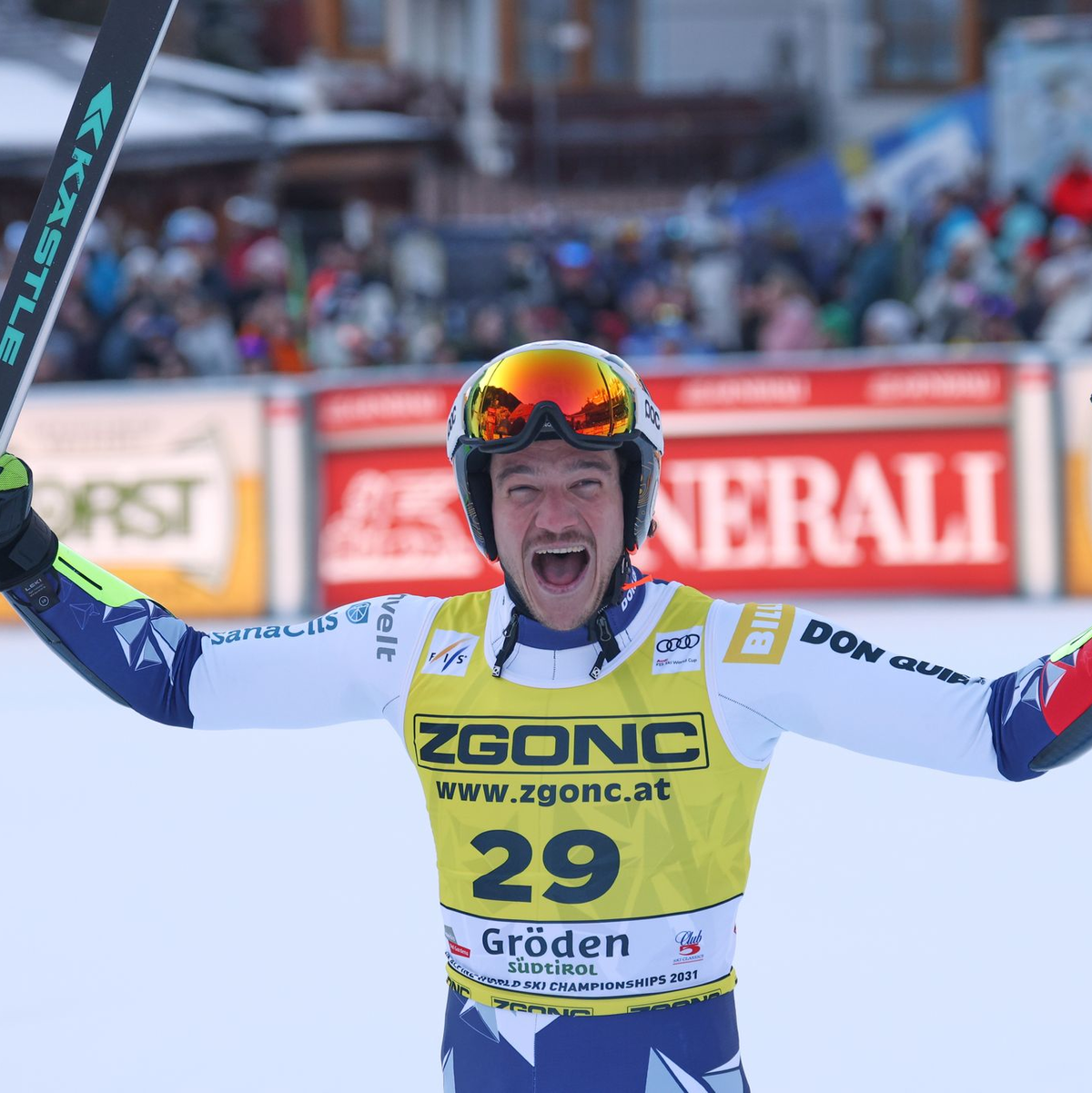Tschechischer Ski-Coup in Gröden: Jan Zabystran bejubelt seinen Sieg im Super-G. - Foto: Alessandro Trovati/AP/dpa