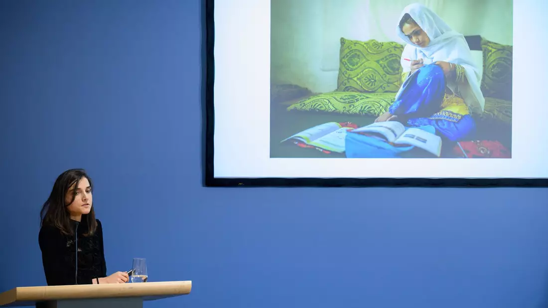 Unicef-Schirmherrin Elke Büdenbender stellt sich mit den beiden Gewinnerinnen zum Gruppenfoto auf.  - Bild: Bernd von Jutrczenka/dpa