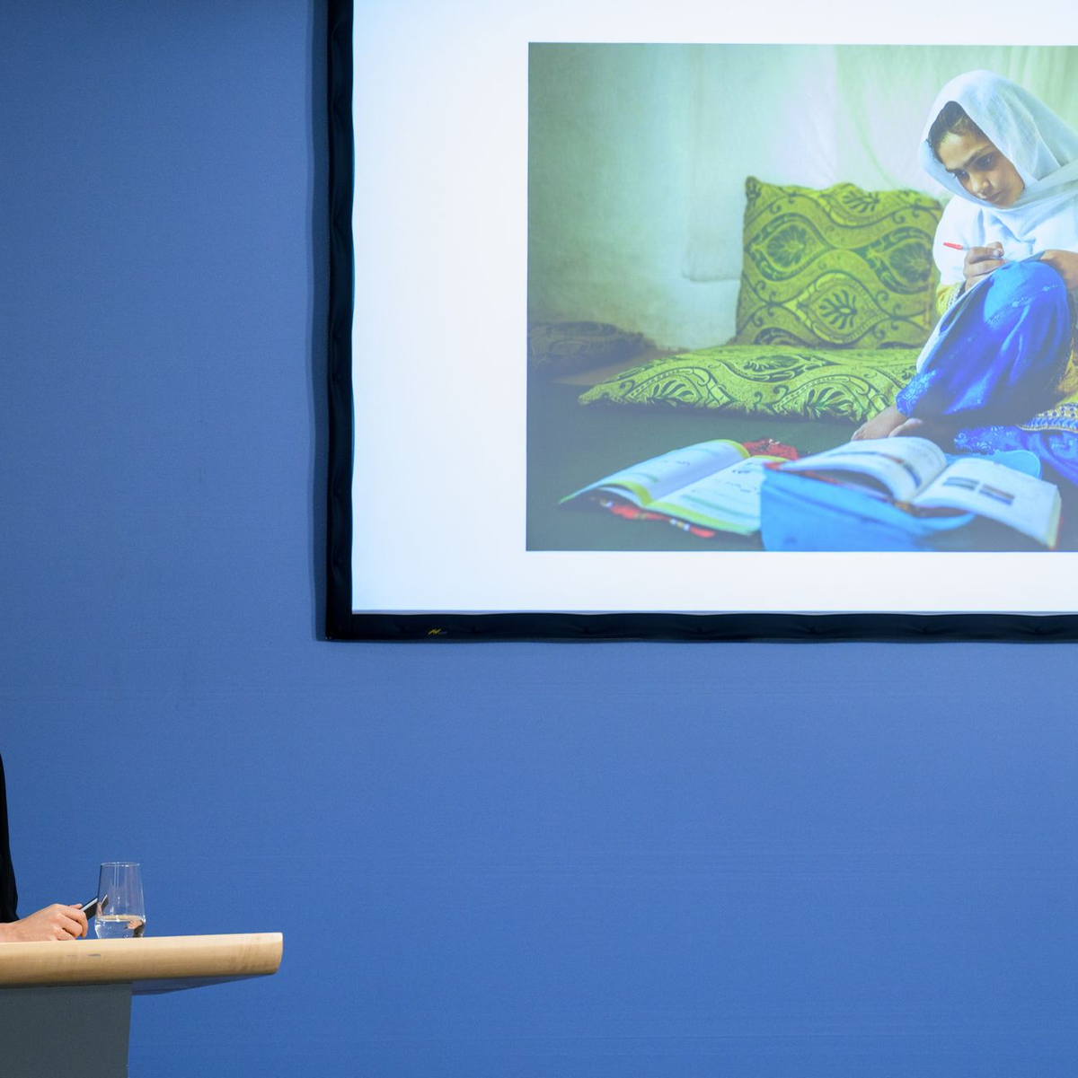 Unicef-Schirmherrin Elke Büdenbender stellt sich mit den beiden Gewinnerinnen zum Gruppenfoto auf.  - Foto: Bernd von Jutrczenka/dpa