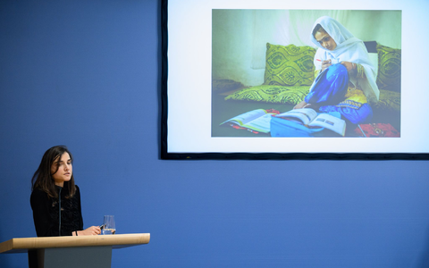 Unicef-Schirmherrin Elke Büdenbender stellt sich mit den beiden Gewinnerinnen zum Gruppenfoto auf.  - Foto: Bernd von Jutrczenka/dpa
