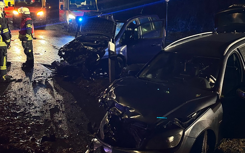 FW-AUR: Zusammenprall zweier PKW / Feuerwehr transportiert Schulkinder - Foto: presseportal.de