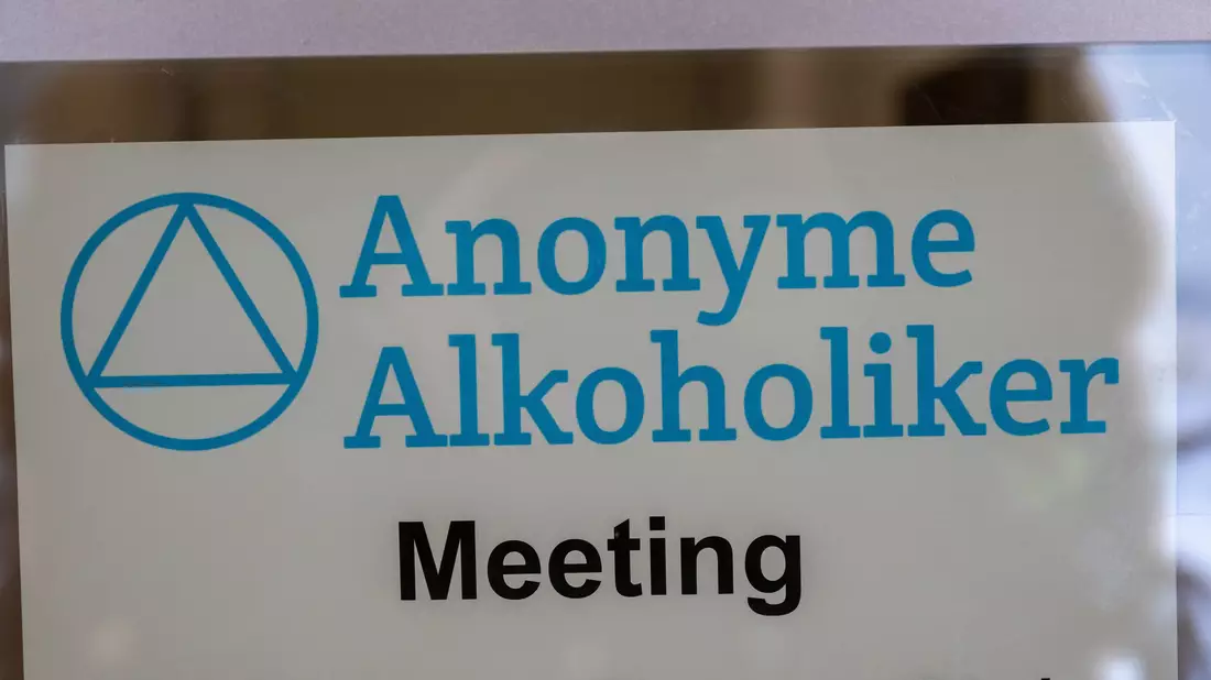 Die Anonymen Alkoholiker wollen auch an den Feiertagen eine Anlaufstelle für Hilfesuchende sein. (Illustration) - Bild: Peter Kneffel/dpa