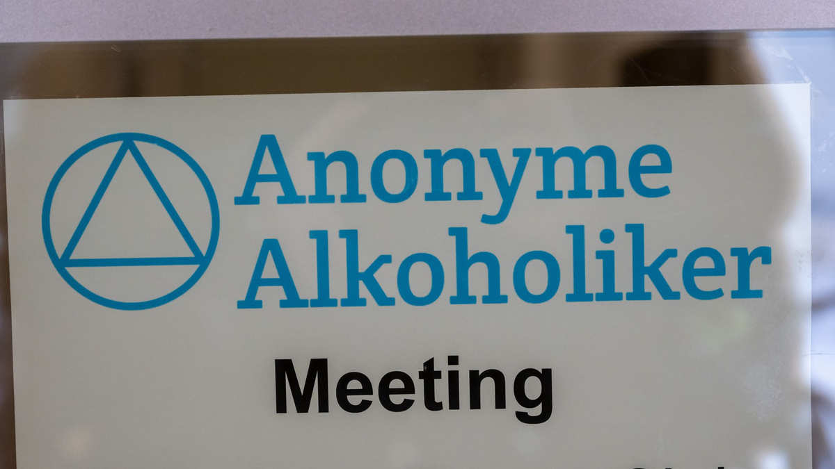 Die Anonymen Alkoholiker wollen auch an den Feiertagen eine Anlaufstelle für Hilfesuchende sein. (Illustration) - Foto: Peter Kneffel/dpa