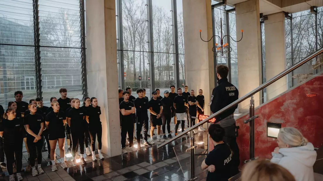 POL-MS: LVMountain-Run 2025 - Nachwuchs-Polizistinnen und -Polizisten erklimmen Gipfel für den guten Zweck - LVM spendet 4.928 Euro - Bild: presseportal.de