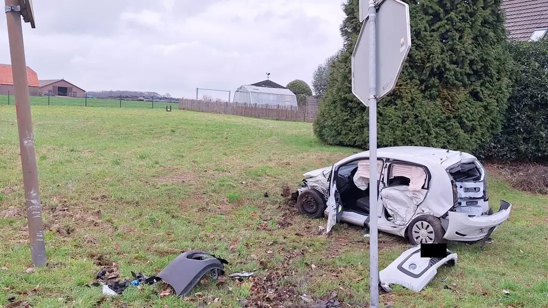 FW Sonsbeck: Auslaufende Betriebsmittel nach Verkehrsunfall - Bild: presseportal.de