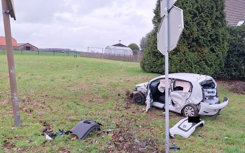 FW Sonsbeck: Auslaufende Betriebsmittel nach Verkehrsunfall - Foto: presseportal.de