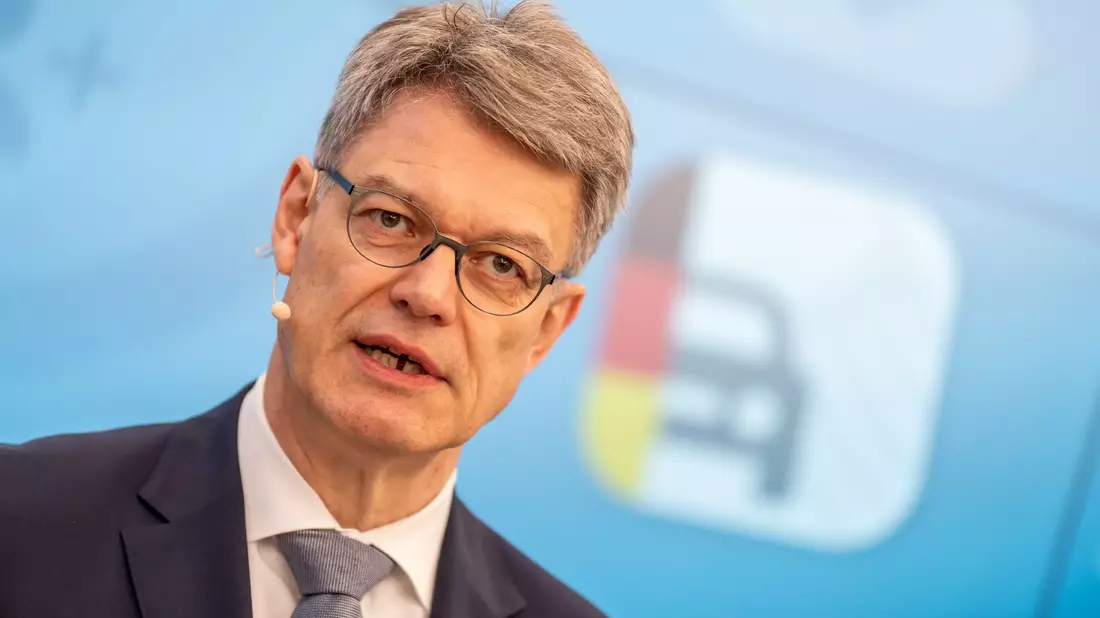Bundesverkehrsminister Schnieder: «Die Automobilindustrie ist die Leitindustrie in Deutschland.» - Bild: Michael Kappeler/dpa