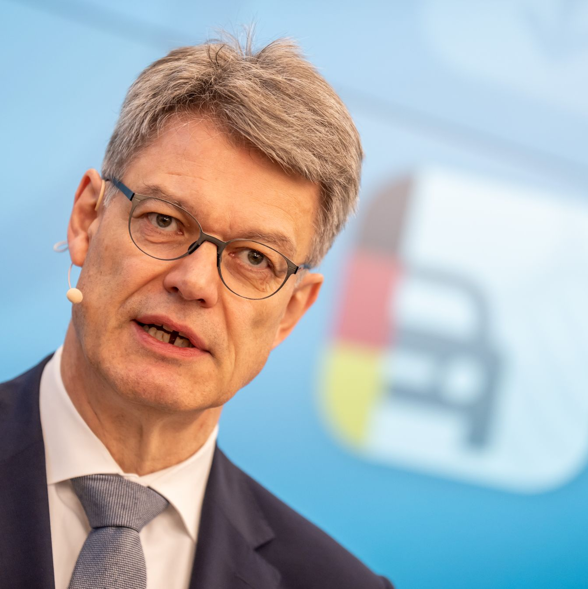 Bundesverkehrsminister Schnieder: «Die Automobilindustrie ist die Leitindustrie in Deutschland.» - Foto: Michael Kappeler/dpa