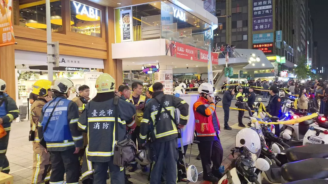 Mitten in Taipeh hat ein Mann mit Rauchgranaten und einem Messer Menschen angegriffen. - Bild: Uncredited/kyodo/dpa