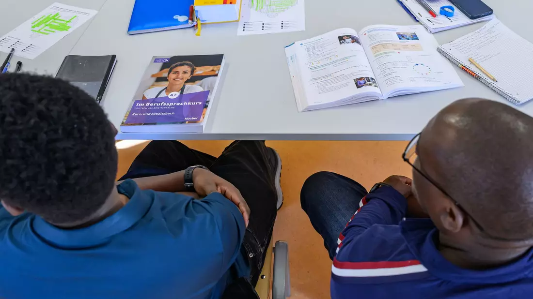 Aus den Kommunen hört man oft, wenn weniger Asylbewerber kämen, könne man den Zuwanderern bessere Integrationsangebote - auch mit Hilfe von Ehrenamtlichen - machen. (Symbolbild) - Bild: Patrick Pleul/dpa