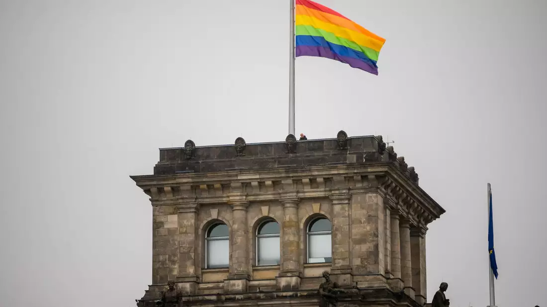 Die Regenbogenfahne auf dem Reichstag ist 2025 ein Zankapfel. (Archivbild) - Bild: Christoph Soeder/dpa