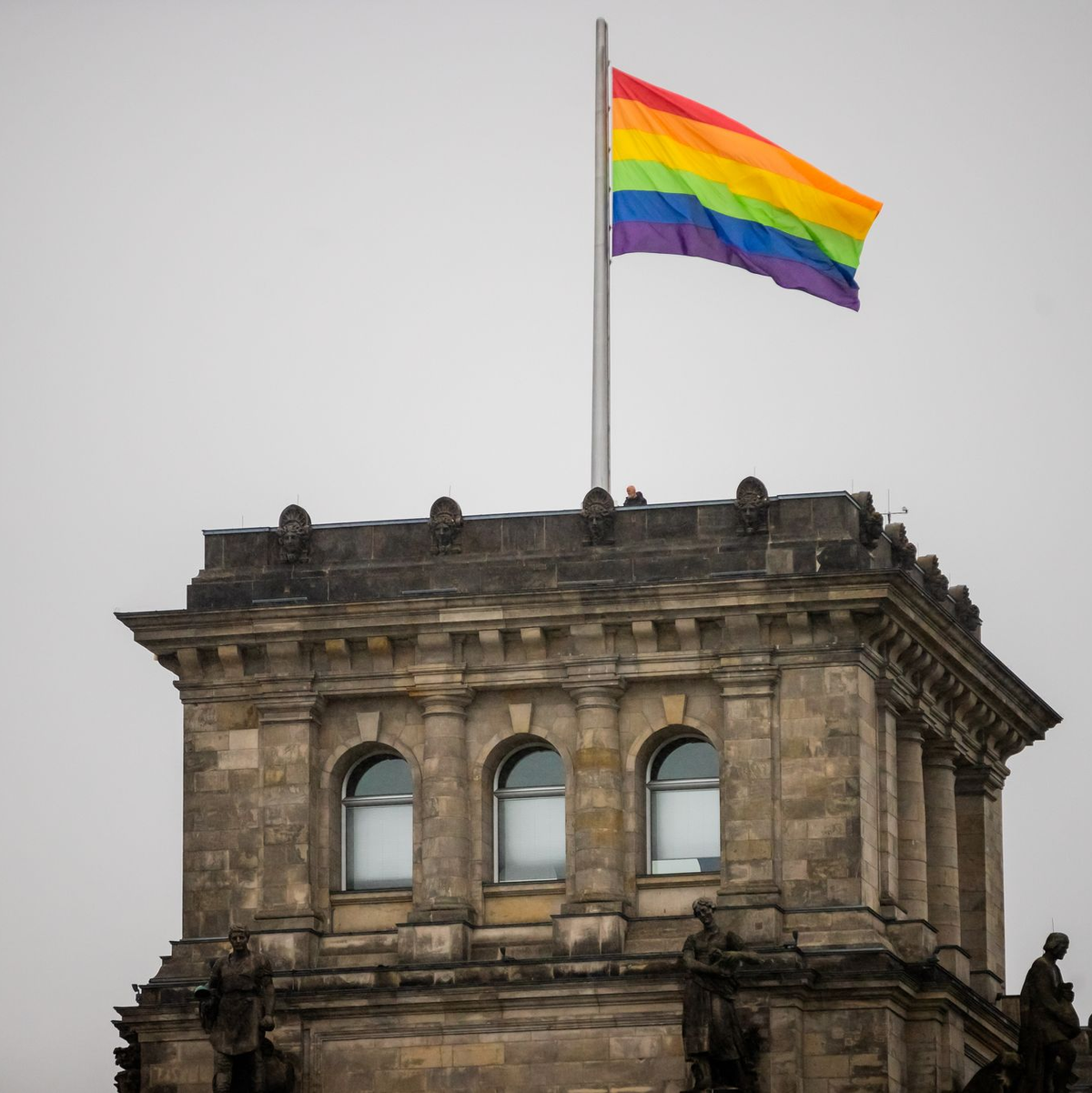 Die Regenbogenfahne auf dem Reichstag ist 2025 ein Zankapfel. (Archivbild) - Foto: Christoph Soeder/dpa