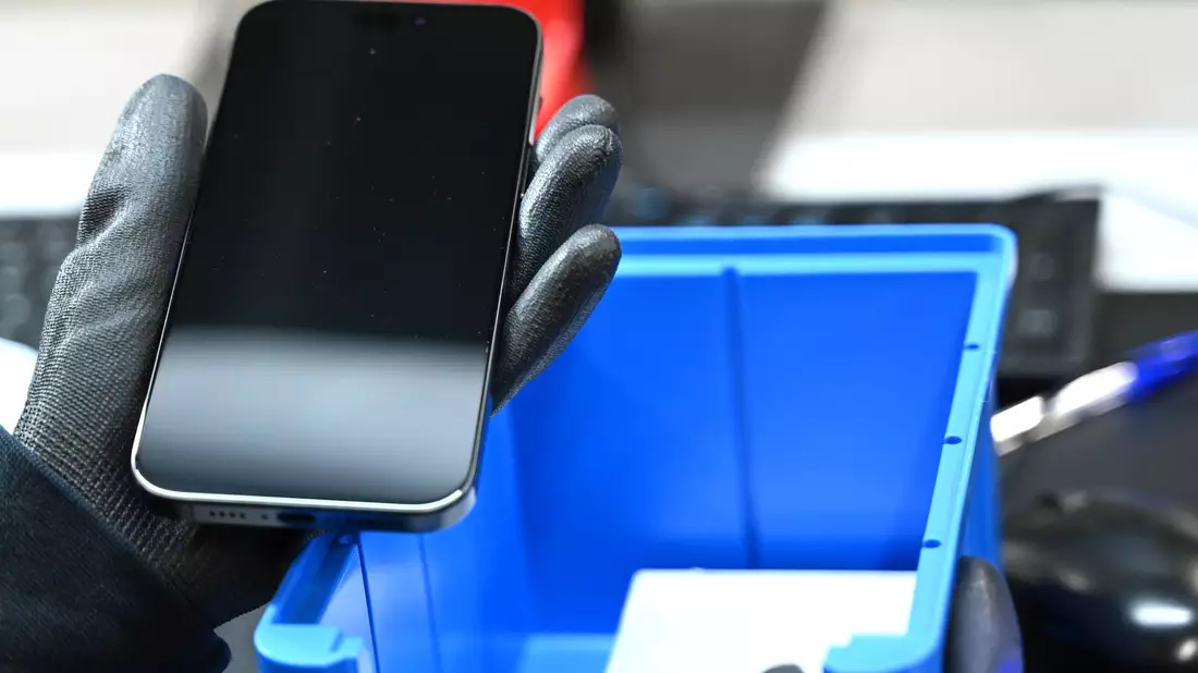 Ein gebrauchtes Smartphone wird generalüberholt und für den Wiederverkauf flottgemacht. (Symbolbild) - Bild: Elisa Schu/dpa
