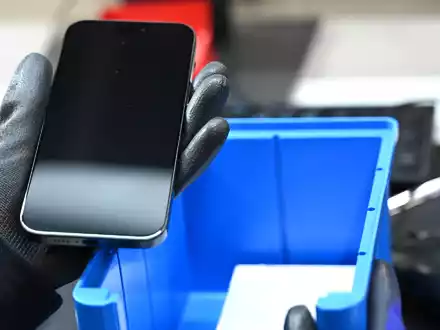 Ein gebrauchtes Smartphone wird generalüberholt und für den Wiederverkauf flottgemacht. (Symbolbild) - Foto: Elisa Schu/dpa
