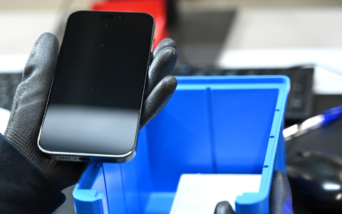 Ein gebrauchtes Smartphone wird generalüberholt und für den Wiederverkauf flottgemacht. (Symbolbild) - Foto: Elisa Schu/dpa