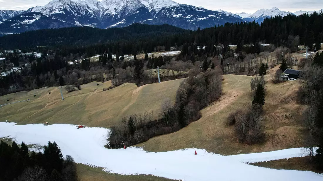 Ohne Kunstschnee hätte es der Skisport schwer, sagen Branchenvertreter. - Bild: Gian Ehrenzeller/KEYSTONE/dpa