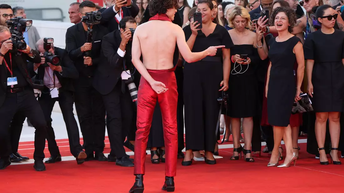 Der Schauspieler zeigte sich 2022 bei den Filmfestspielen in Venedig mit einem rückenfreien Outfit (Archivbild). - Bild: Joel C Ryan/Invision/AP/dpa