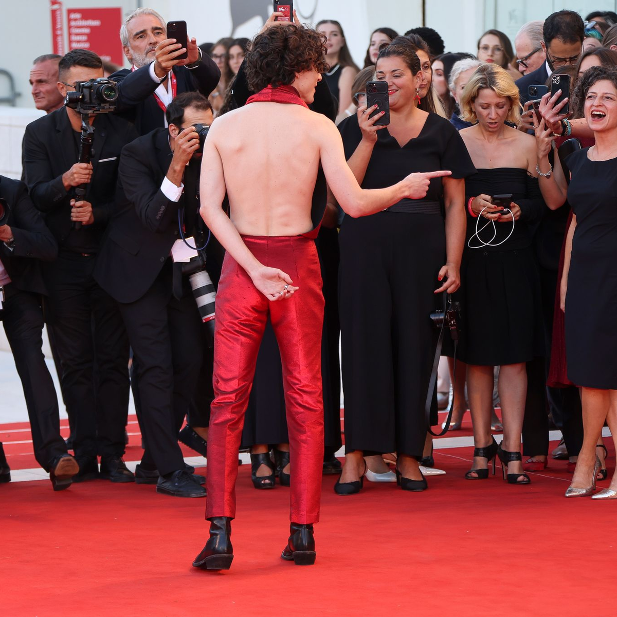 Der Schauspieler zeigte sich 2022 bei den Filmfestspielen in Venedig mit einem rückenfreien Outfit (Archivbild). - Foto: Joel C Ryan/Invision/AP/dpa