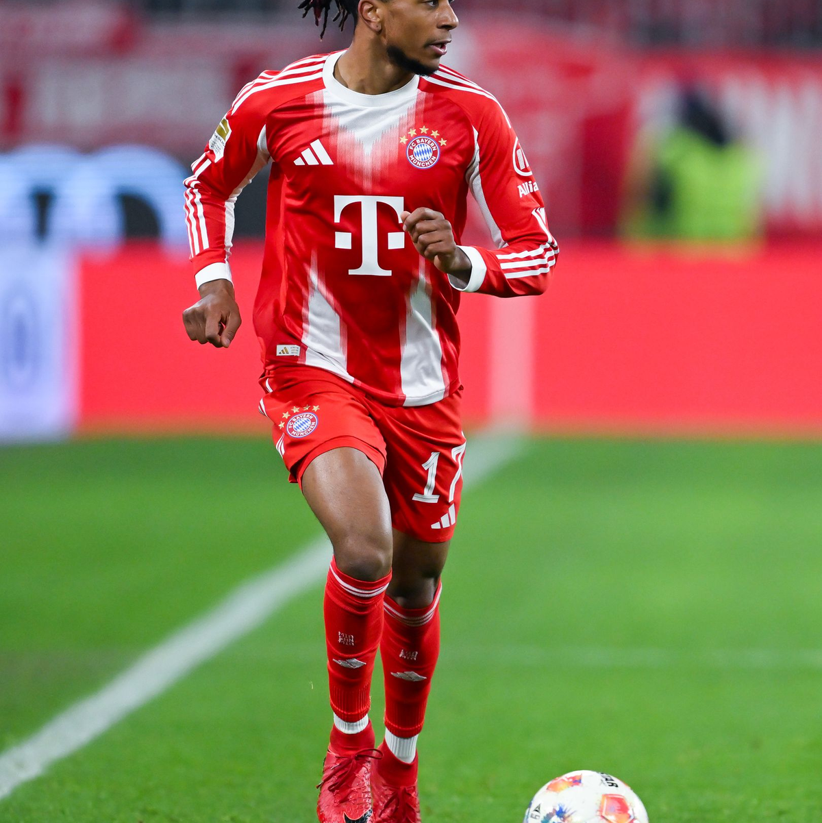 Michael Olise kann in Heidenheim nach einem Eingriff am Auge spielen. (Archivbild) - Foto: Sven Hoppe/dpa