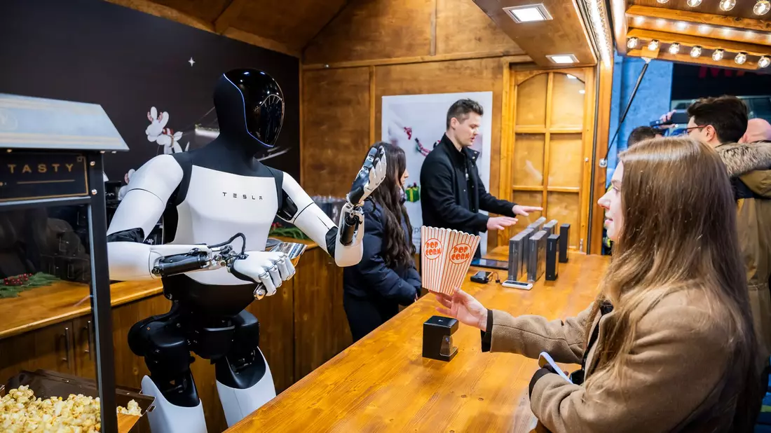 «Wie ein Mensch in einem Roboter-Kostüm» soll sich der Roboter «Optimus» in Zukunft bewegen. - Bild: Christoph Soeder/dpa