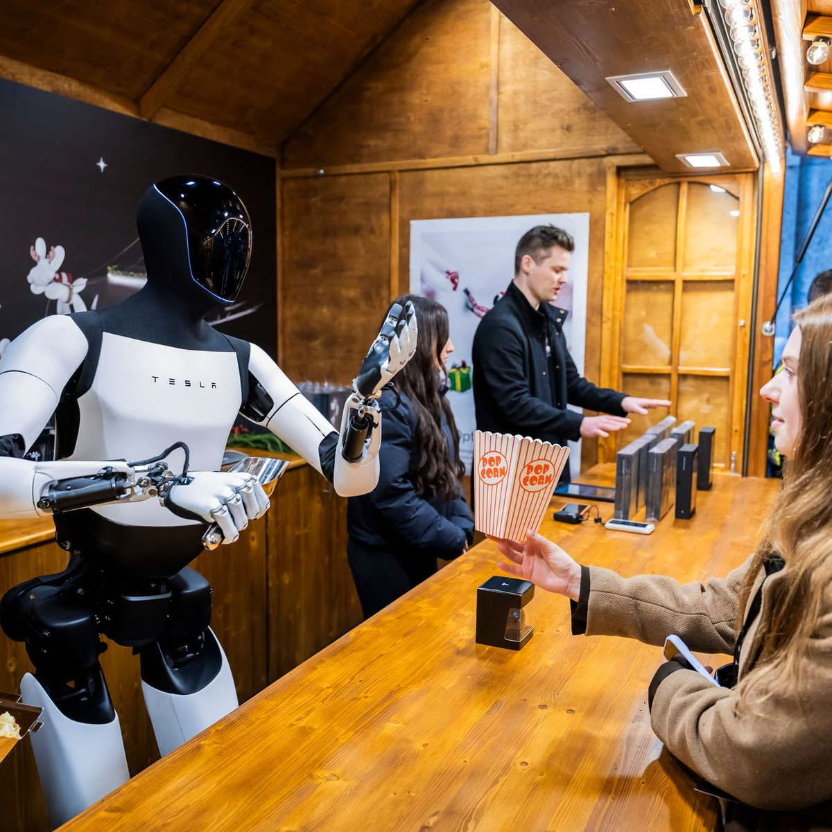 Tesla ließ einen Optimus-Roboter jüngst in Berlin Popcorn verteilen. (Archivbild) - Foto: Christoph Soeder/dpa