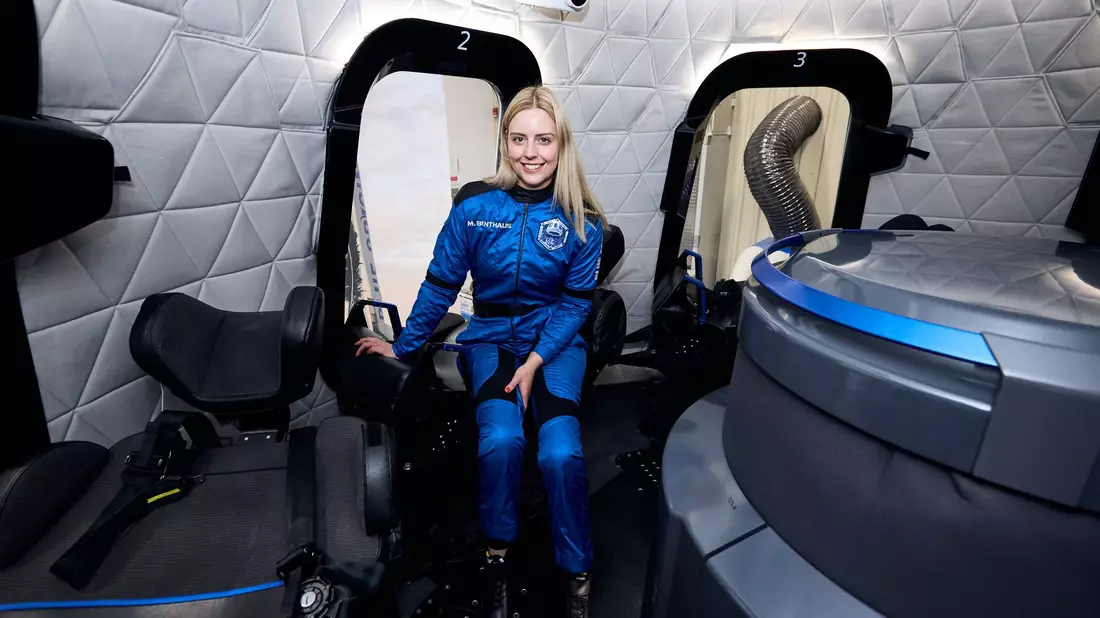 Ingenieurin Michaela Benthaus und der pensionierte Manager Hans Koenigsmann sind die beiden Deutschen an Bord der Blue-Origin-Rakete. - Bild: Uncredited/Blue Origin/AP/dpa