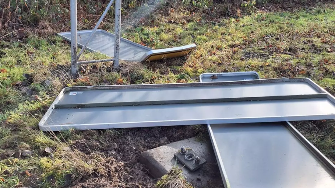 POL-PDTR: Verkehrsschild an B50/ Abfahrt Hochscheid beschädigt - Bild: presseportal.de