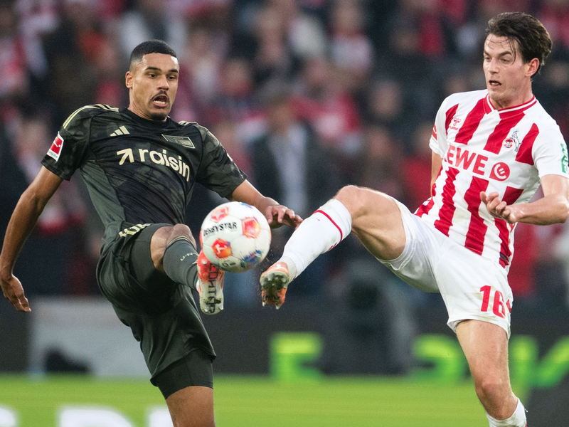 Kölns Trainer Lukas Kwasniok im Weihnachtspullover.  - Foto: Marius Becker/dpa