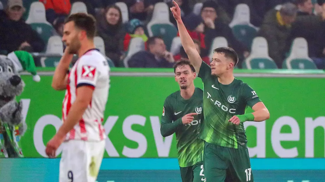 Wolfsburgs Dzenan Pejcinovic jubelt über seinen ersten Bundesliga-Treffer. - Bild: Darius Simka/dpa