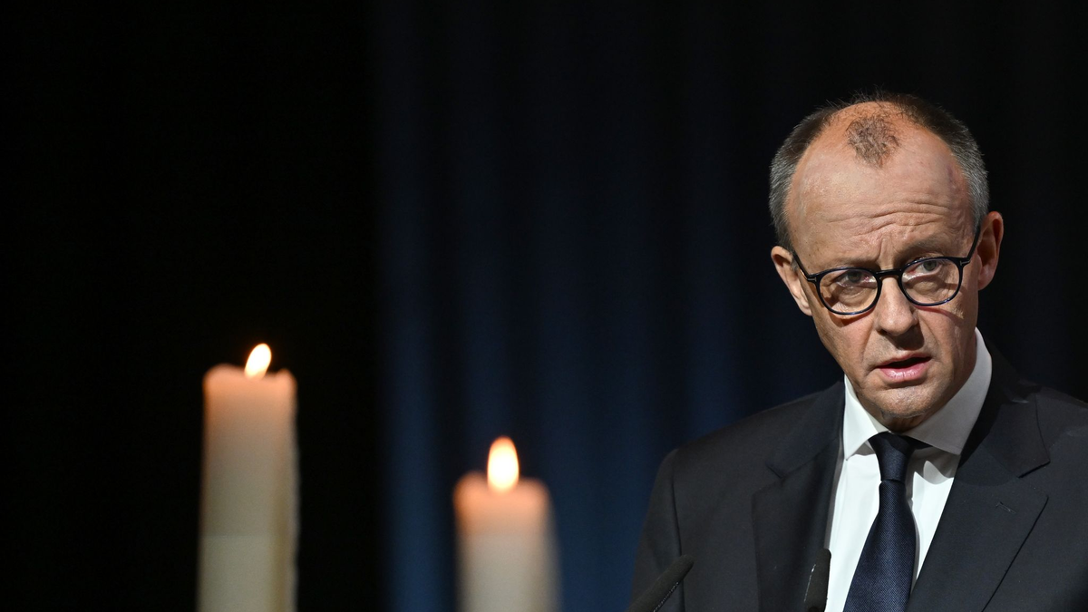 Merz kam zum Gedenken nach Magdeburg. - Foto: Hendrik Schmidt/dpa