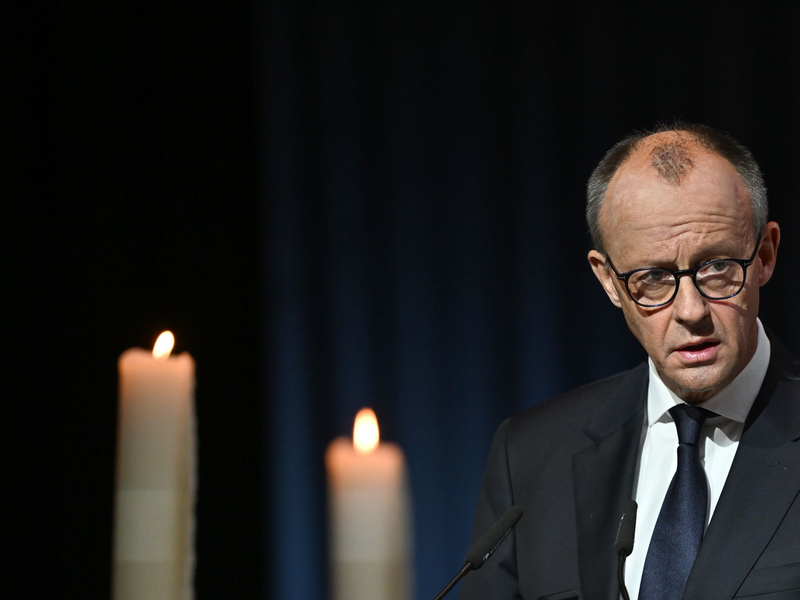 Merz kam zum Gedenken nach Magdeburg. - Foto: Hendrik Schmidt/dpa