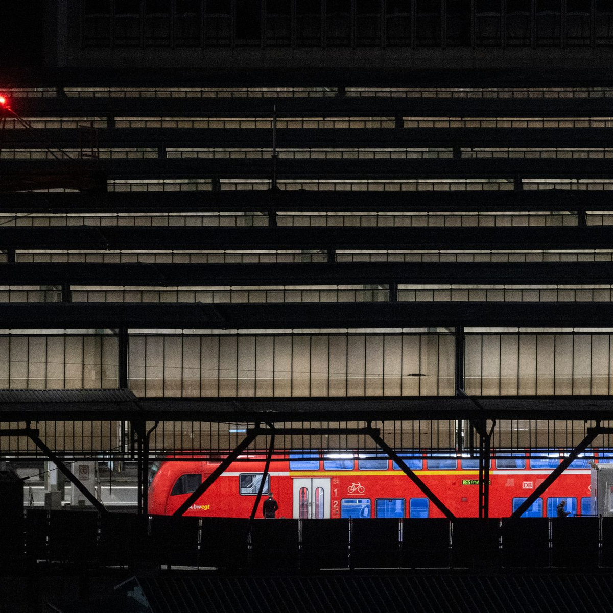 Die Züge am Stuttgarter Hauptbahnhof stehen still. (Archivbild) - Foto: Marijan Murat/dpa