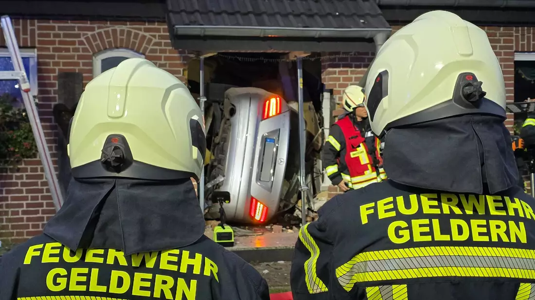 Das Auto durchschlug den Eingangsbereich. - Bild: Guido Schulmann/tv-niederrhein/dpa
