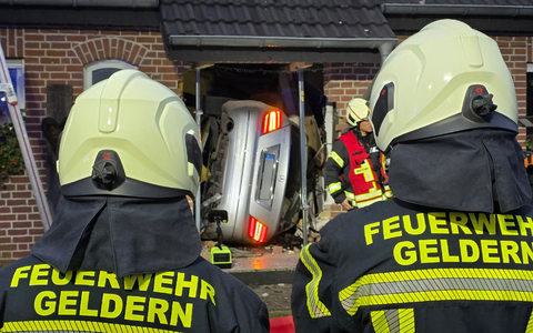 Das Auto durchschlug den Eingangsbereich. - Foto: Guido Schulmann/tv-niederrhein/dpa