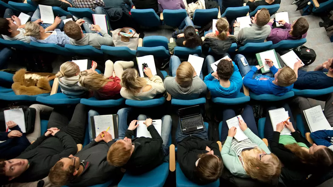 Das Erasmus-Programm ist vor allem für Auslandsaufenthalte von Studierenden bekannt. (Symbolbild)  - Bild: Julian Stratenschulte/dpa