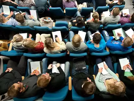 Das Erasmus-Programm ist vor allem für Auslandsaufenthalte von Studierenden bekannt. (Symbolbild)  - Foto: Julian Stratenschulte/dpa