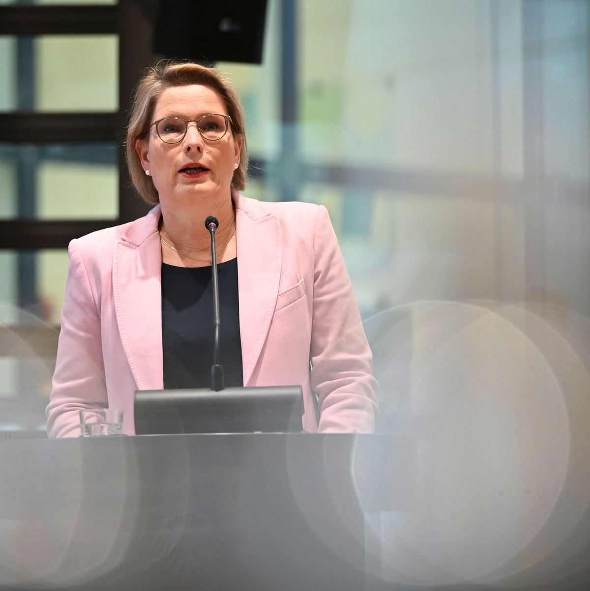 Bundesjustizministerin Stefanie Hubig (SPD) sagt: «Reparieren ist besser als Wegwerfen. Es schon die Umwelt und auch den Geldbeutel.» - Foto: Katharina Kausche/dpa
