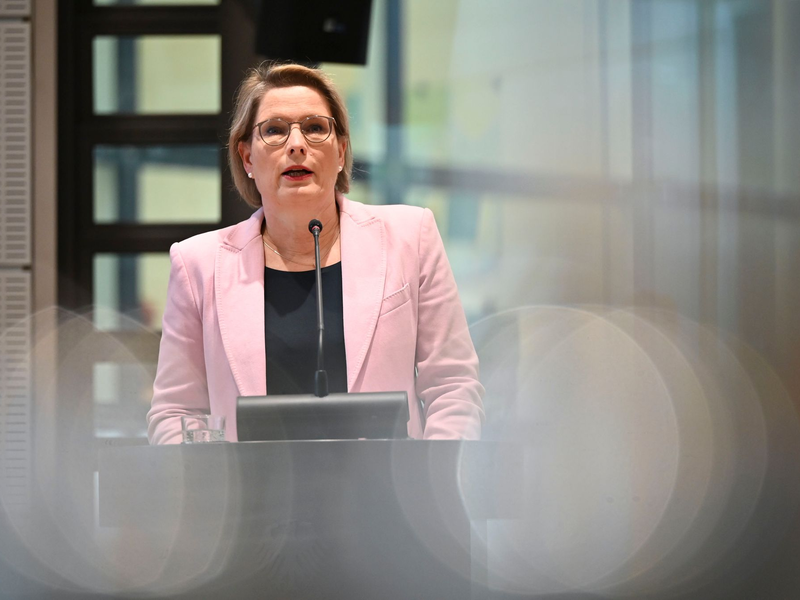 Bundesjustizministerin Stefanie Hubig (SPD) sagt: «Reparieren ist besser als Wegwerfen. Es schon die Umwelt und auch den Geldbeutel.» - Foto: Katharina Kausche/dpa