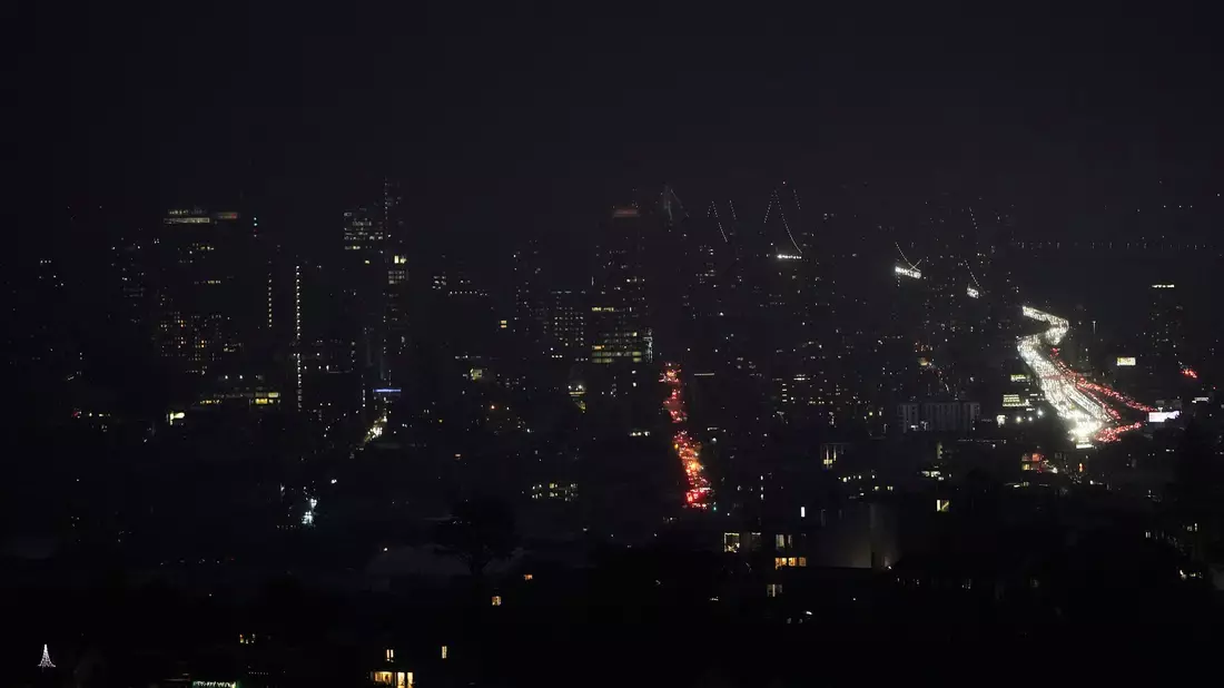 Die Straßen von San Francisco sind in Dunkelheit getaucht. - Bild: Jeff Chiu/AP/dpa