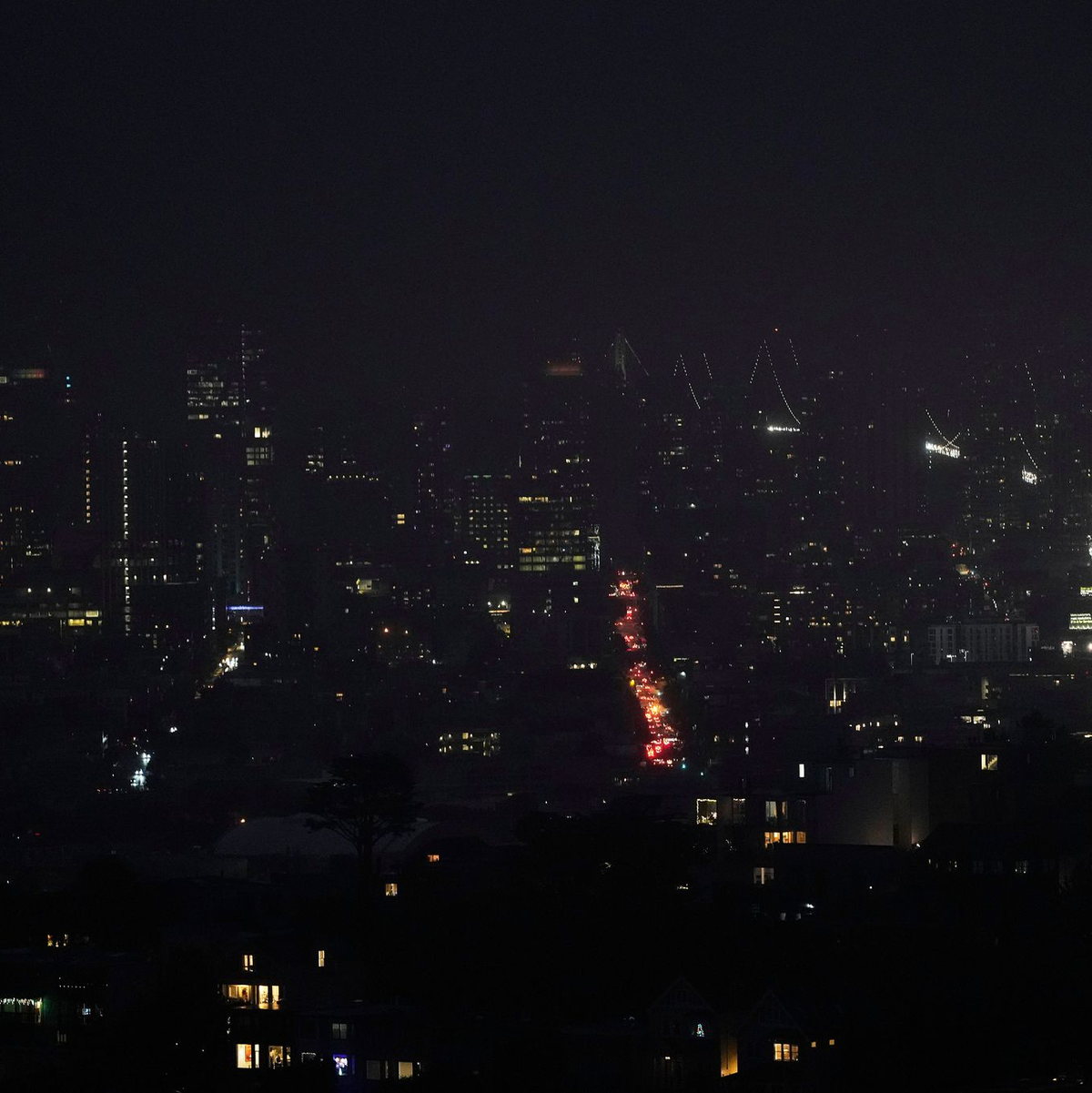 Die Straßen von San Francisco sind in Dunkelheit getaucht. - Foto: Jeff Chiu/AP/dpa